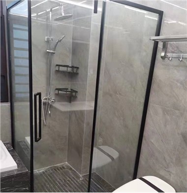 PVC kúpeľňové panely s efektom veľkých dlaždíc